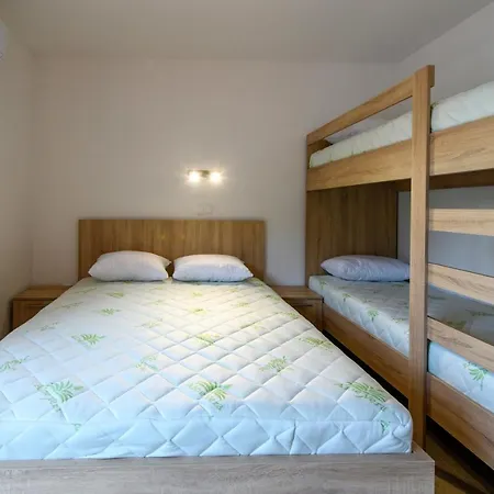 Ξενοδοχείο με διαμερίσματα Lakeside Luxury 3*