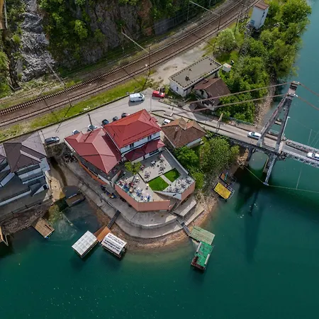 Lakeside Luxury Lejlighedshotel 3*