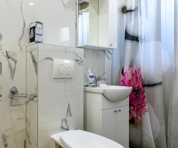 Lakeside Luxury Aparthotel 3*