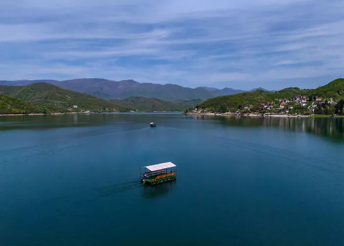 Lakeside Luxury Aparthotel 3*