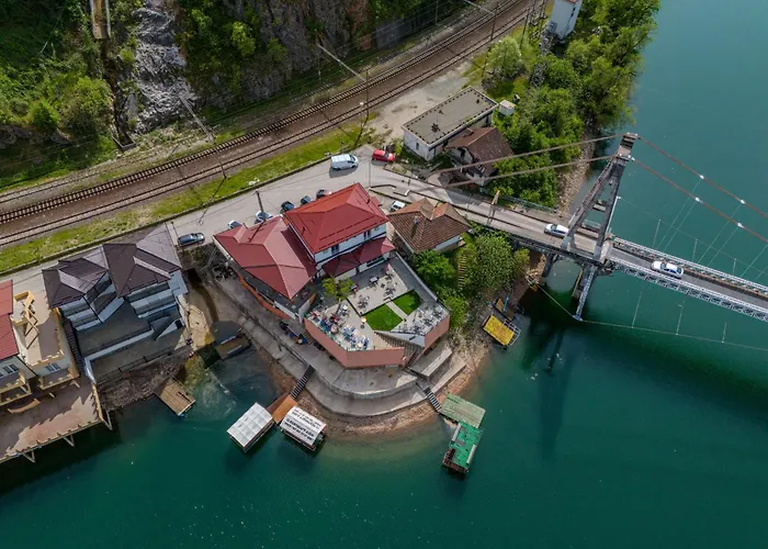 Lakeside Luxury Aparthotel 3*